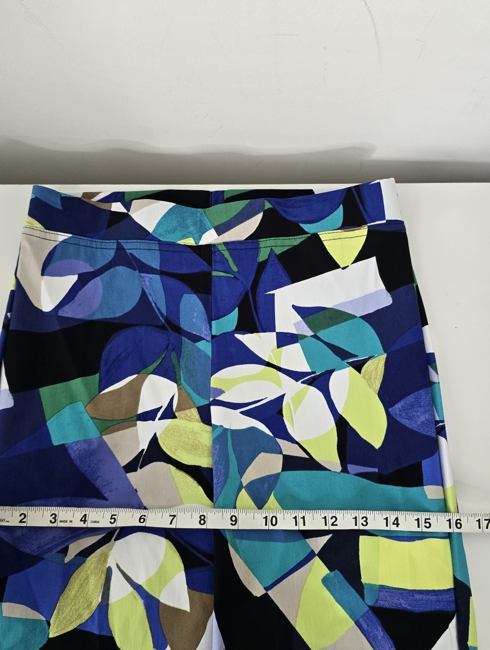 NWT Joseph Ribkoff Cropped Pull on Pants Black/Multi Abstract Print 4 - Picture 7 of 10